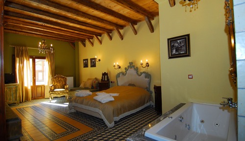 Suite junior (With Fireplace and Hot Tub)