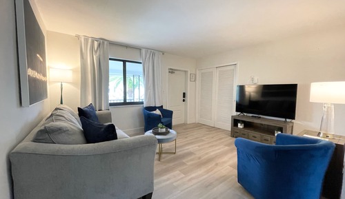 Apartamento superior, 1 cama de matrimonio grande con sofá cama, cocina, vistas a la piscina