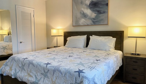 Apartamento superior, 1 cama de matrimonio grande con sofá cama, patio, junto a la piscina