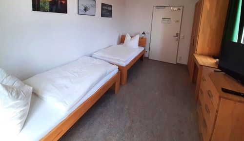 Habitación básica con 1 cama doble o 2 individuales, baño compartido