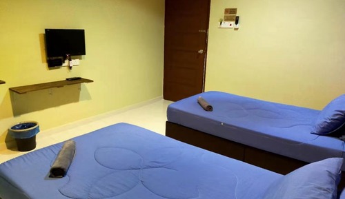Habitación con 2 camas individuales, sin ventanas
