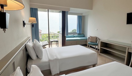 Habitación superior con 2 camas individuales, vistas al jardín