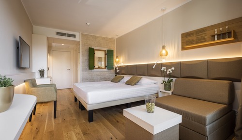 Superior double/twin room with extra bed, sea view and balcony