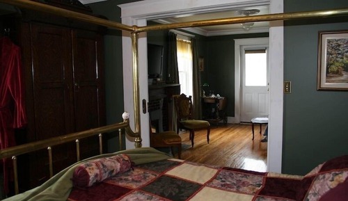Terrace Suite: Queen Bed and Sofabed with Double Jacuzzi and fireplace with private bath/shower on 2