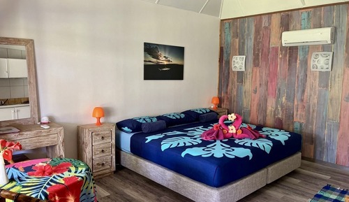 Estudio, vistas parciales al mar, en la zona del jardín