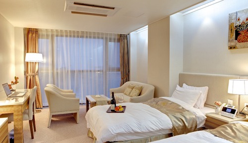 Habitación Deluxe con 2 camas individuales, vistas parciales al mar