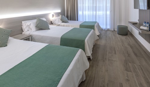 Habitación triple, vistas parciales al mar (2 adultos y 1 niño)