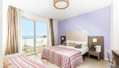 Habitación doble superior, vistas parciales al mar
