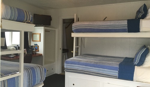 Habitación estándar (2 Double Beds with Twin Bunk above)