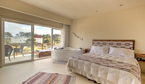 Habitación exclusiva con 1 cama doble o 2 individuales, vistas parciales al mar