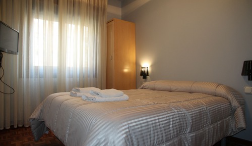 Habitación Económica con cama doble o con camas separadas, sin desayuno con baño compartido