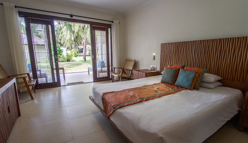 Habitación con 1 cama doble o 2 individuales, vistas a la piscina