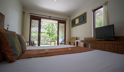 Habitación con 1 cama doble o 2 individuales, vistas al jardín