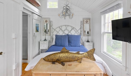 Sea Mist Cottage Queen Bed Cove View