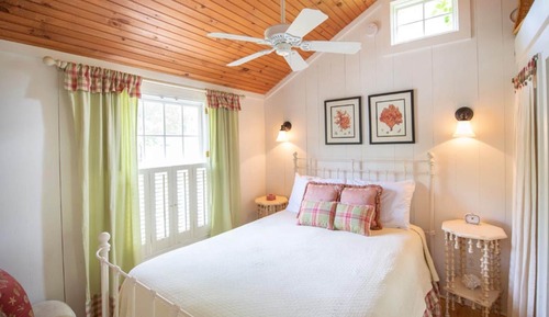 Smooth Sailing Cottage Queen Bed Garden View