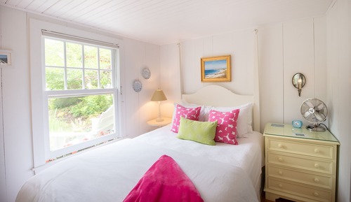 Sleepy Hollow Cottage Queen Bed Garden View
