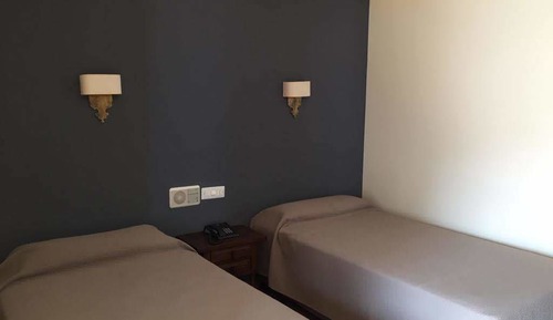 Habitación estándar con 2 camas individuales, varias camas