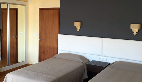 Habitación superior con 2 camas individuales, accesible para personas con discapacidad