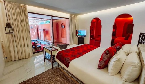 Fountain Pool Suite