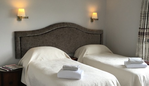 Habitación superior con 1 cama doble o 2 individuales