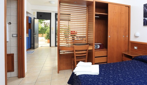 Estudio, junto a la piscina