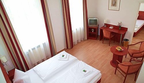 Family Double or Twin Room, 2 Bedrooms (2 Connecting Bedrooms)
