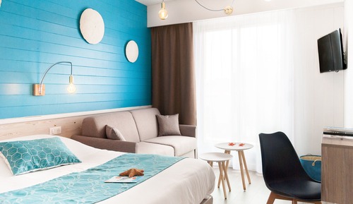 Habitación cuádruple Confort, 1 cama doble con sofá cama, no fumadores, vistas a la ciudad