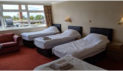 Habitación cuádruple estándar (4 single beds)