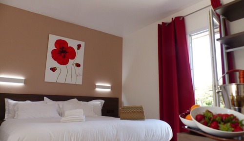 Habitación superior con 1 cama doble o 2 individuales, baño privado