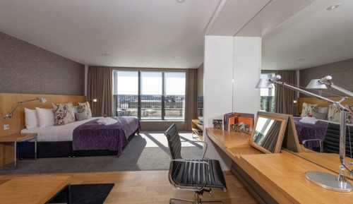 Junior Suite, 1 King Bed, Balcony with Club Lounge Access