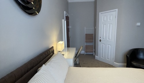 Habitación doble, baño privado (2)