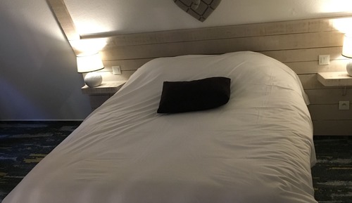 Habitación básica con 2 camas individuales