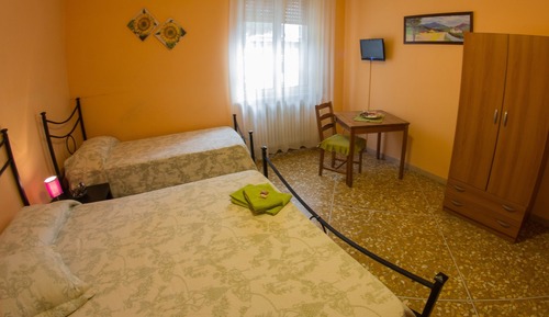 Habitación triple básica, baño compartido