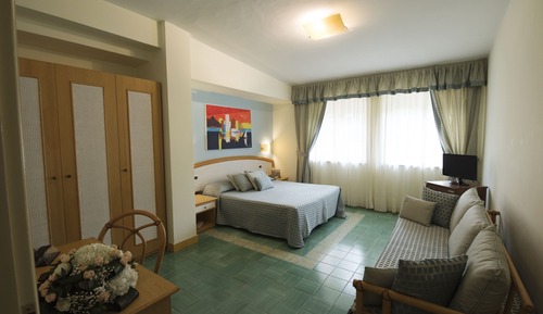 Habitación triple familiar, vistas al jardín