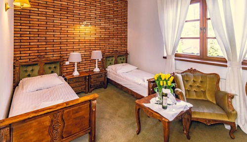 Habitación básica con 2 camas individuales
