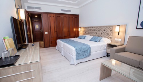 Habitación doble, balcón, vistas parciales al mar