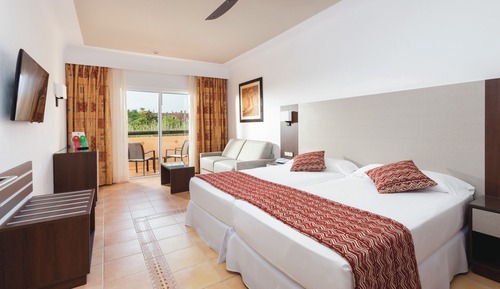 Habitación triple estándar, balcón