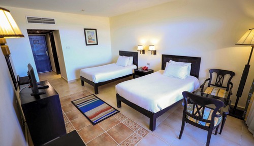 Habitación superior con 1 cama doble o 2 individuales, vistas al jardín