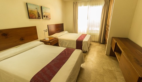 Apartamento familiar, 2 habitaciones, cocina, vistas a la piscina (Same Rate up to 6)