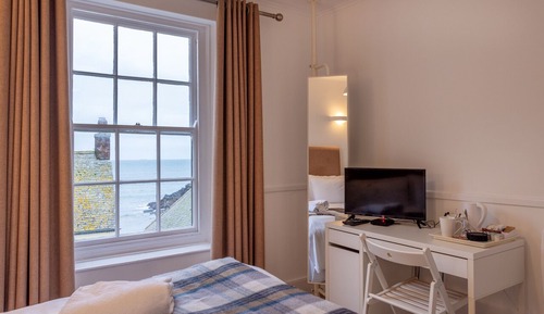 Habitación con 1 cama doble o 2 individuales, baño privado, vistas al mar
