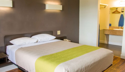 Habitación estándar, 1 cama de matrimonio (w/2 Valero Alamo Bowl Tickets)