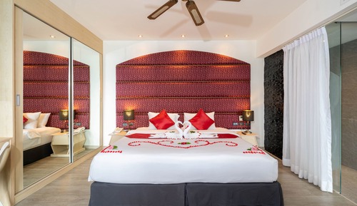 Oceanfront Superior Jacuzzi Suite