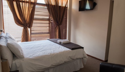 Bouble bed with shower in bath
