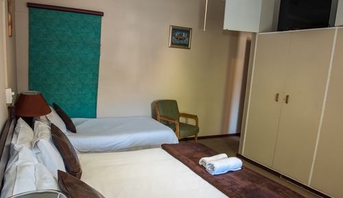 Queen en-suite with shower downstairs