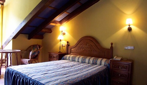 Habitación básica con 2 camas individuales