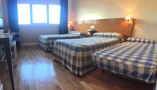 Habitación triple, varias camas
