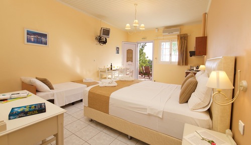 Estudio, vistas al mar, planta baja (for 3)