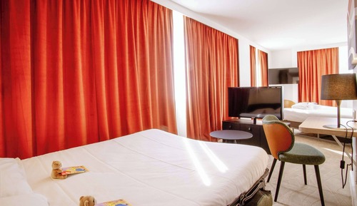 Habitación ejecutiva, 1 cama de matrimonio con sofá cama (with double bed and sofa for 2 person)