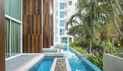 Deluxe Pool Access with Bathtub