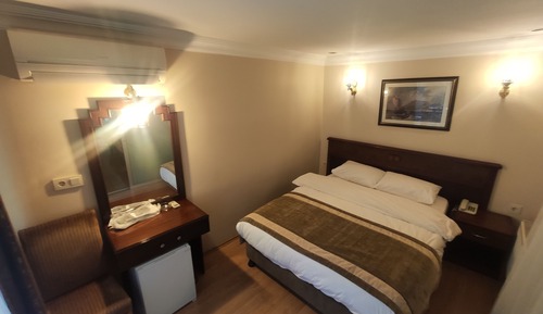 DBL ROOM FRENCH OR TWIN